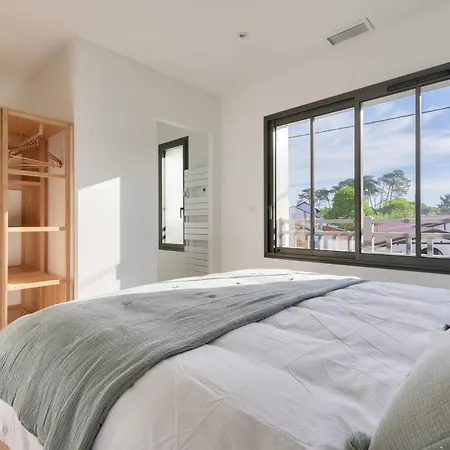 Spacieuse Sous Les Pins & Piscine