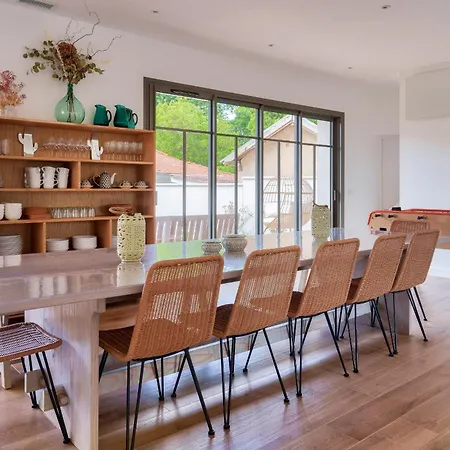 Spacieuse Sous Les Pins & Piscine Casa de Férias