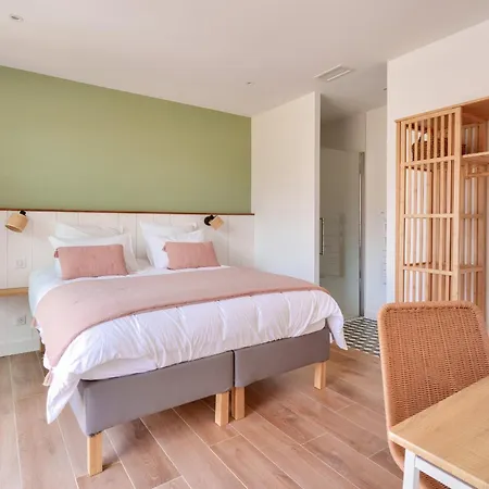 Holiday home Spacieuse Sous Les Pins & Piscine *