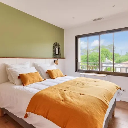 Spacieuse Sous Les Pins & Piscine Casa de Férias