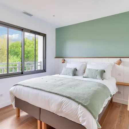 Spacieuse Sous Les Pins & Piscine Holiday home