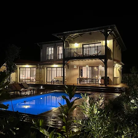 Spacieuse Sous Les Pins & Piscine Casa de Férias