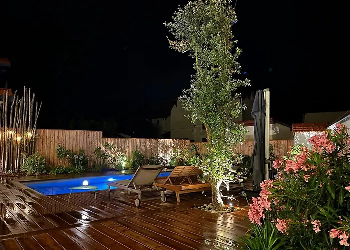 Feriehus Spacieuse Sous Les Pins & Piscine